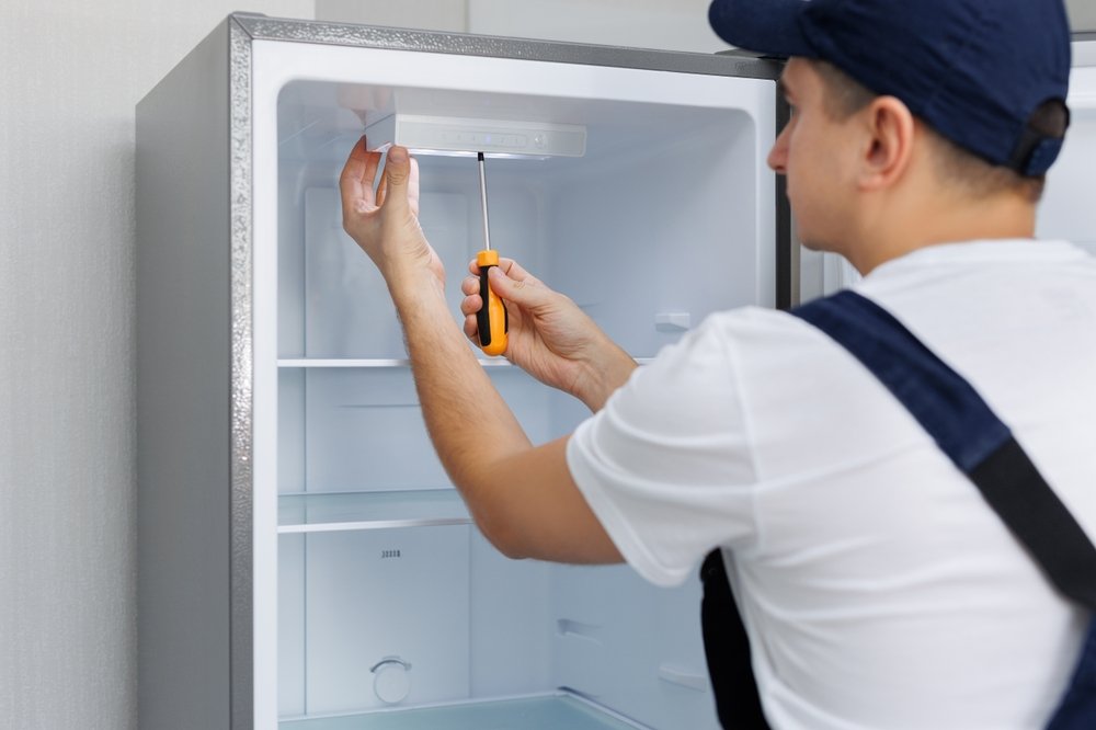 Técnico reparando electrodoméstico